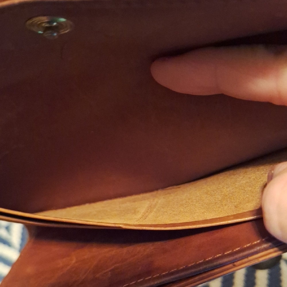 Vintage COACH Leather Wallet with Flap Closure and Smooth Finish - Picture 3 of 11